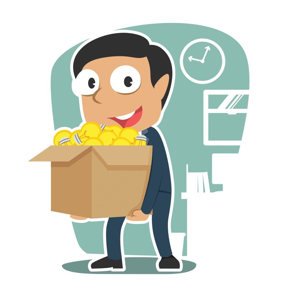 onboardingenkät - nyanställd med låda av glödlampor