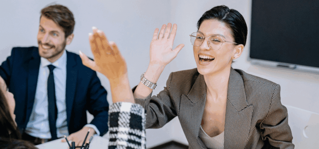 Glada medarbetare som skrattar