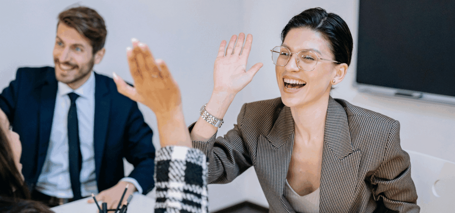 Glada medarbetare som skrattar