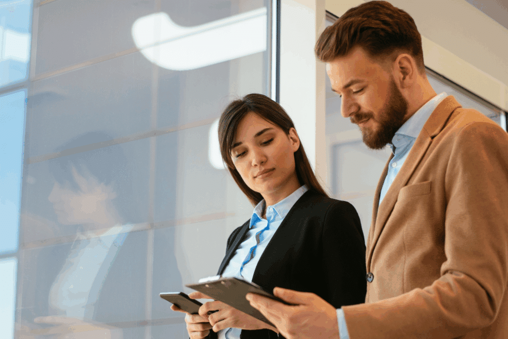 Two colleagues discussing churn in a SaaS company